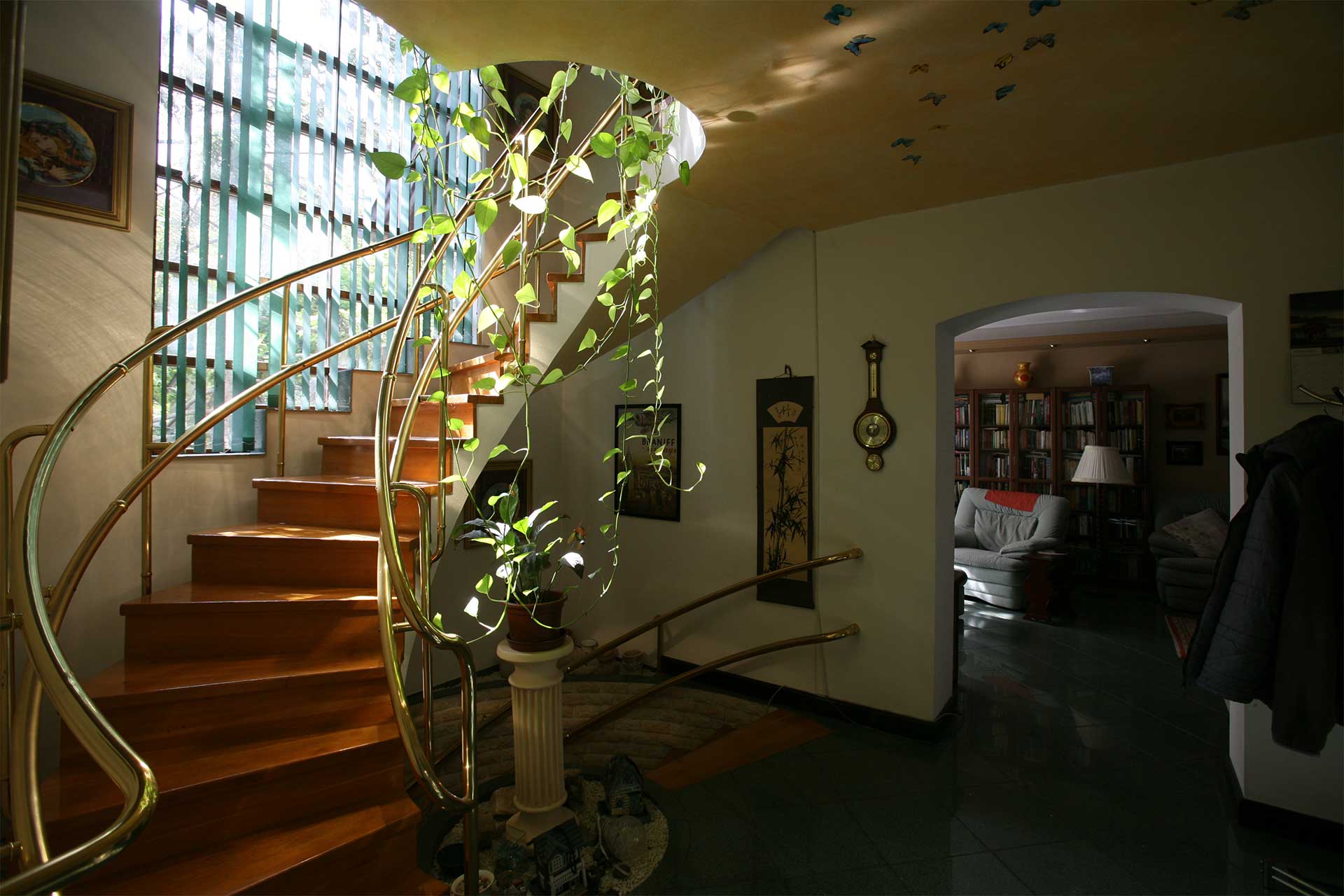 A képen a hall látható, melyből nyílik az előszoba, az ebédlő és a nappali szoba