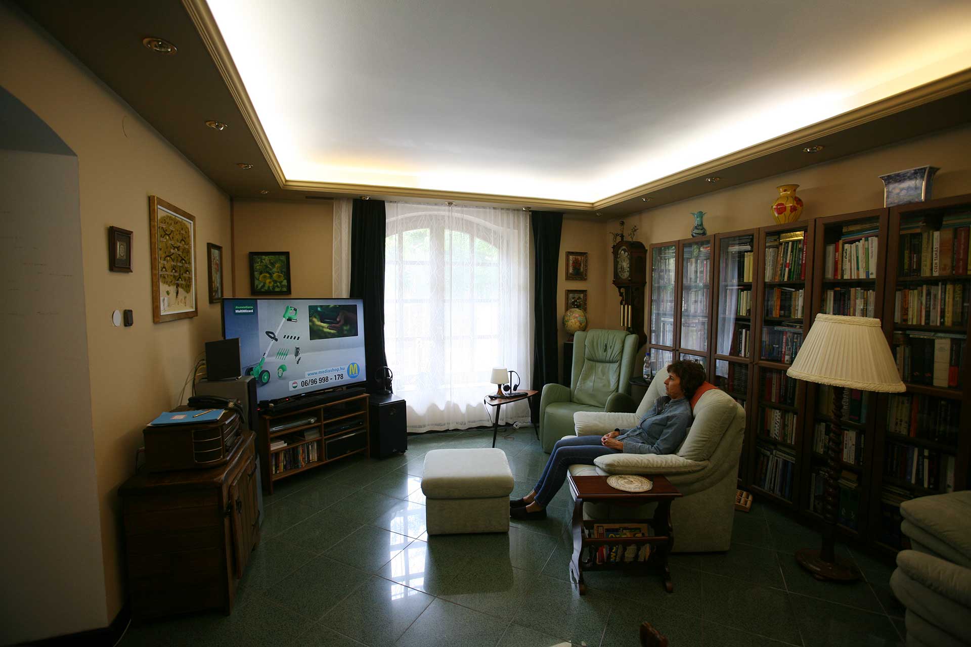 Aki itt leül, többé nem akar felállni. A kép a nappali szoba egy részét ábrázolja.