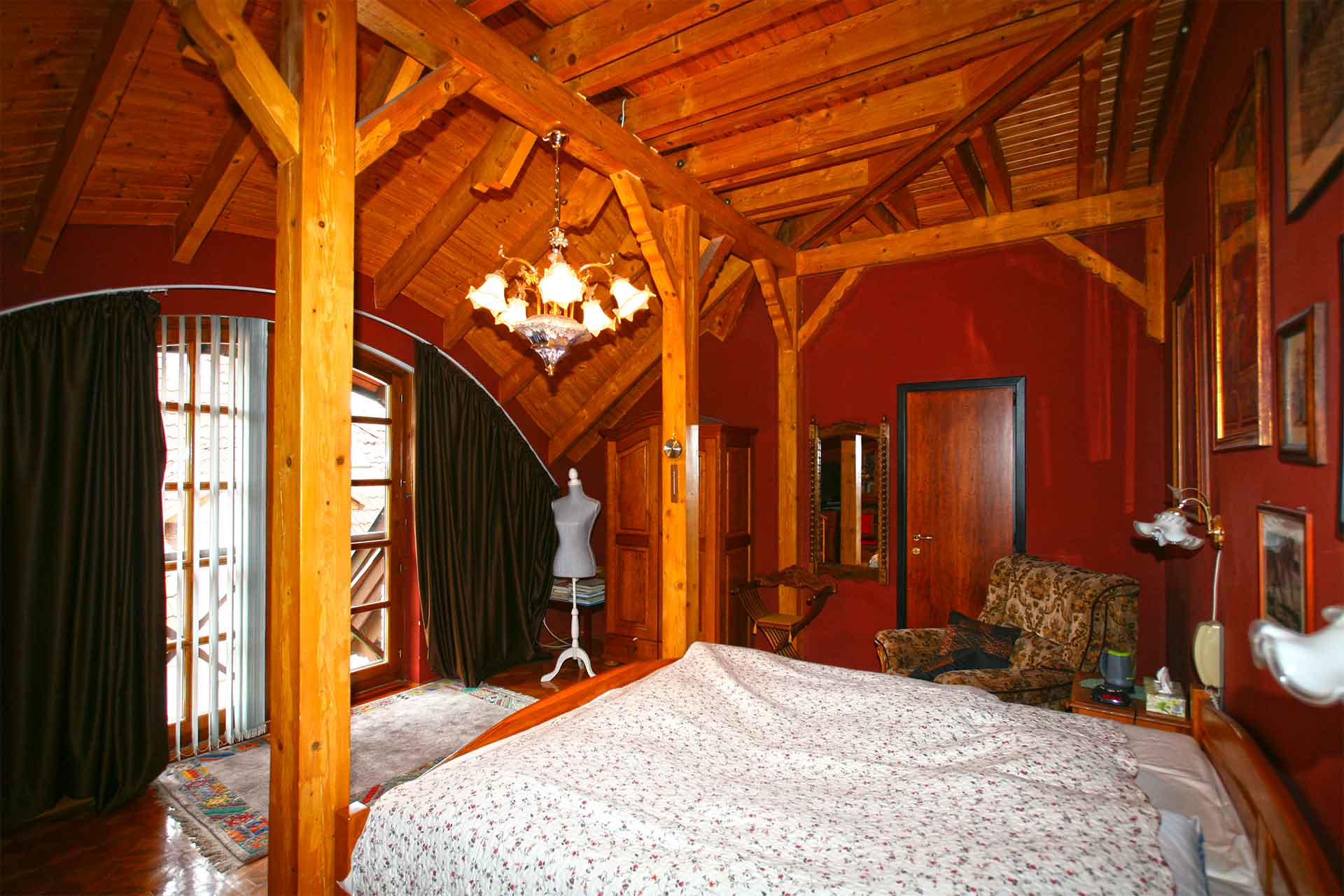 A kép, a 16,84 m2 alapterületű tetőtéri hálószobát ábrázolja