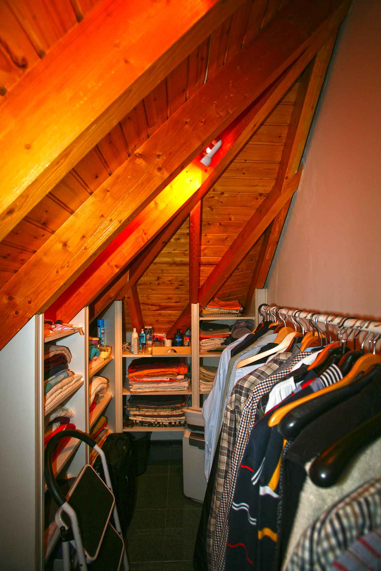 Az előbbi szobához kapcsolódik három járható gardrób helyiség