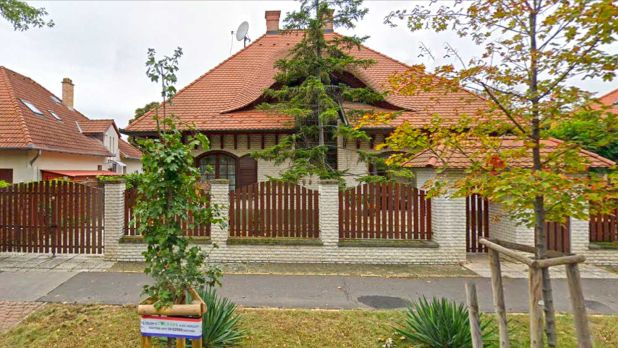 A lakóház és a kerítés lábazata is fagyálló díszítő kővel van burkolva