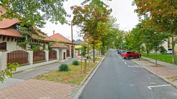 Az utca széles, a páros és páratlan házsor kerítése között 20 méter távolság található
